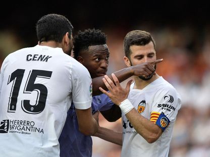 مهاجم ريال مدريد فينيسيوس جونيور يشير نحو مشجع أهانه عنصرياً أمام لاعبين من فالنسيا - 21 مايو 2023 - Reuters 
