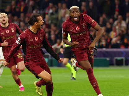 فيكتور أوسيمين يحتفل بتسجيل هاتريك مع غلطة سراي أمام أياكس أمستردام في دوري أبطال أوروبا - 6 نوفمبر 2025 - Reuters