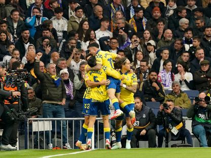 فرحة لاعبي لاس بالماس بهدف فابيو سيلفا المبكر في مرمى ريال مدريد بالدوري الإسباني - 19 يناير 2025 - Reuters