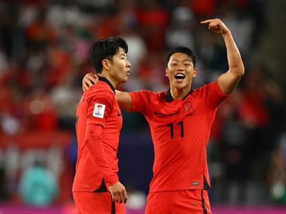 لاعبو كوريا الجنوبية يحتفلون بعد تسجيل الهدف الثاني في شباك أستراليا في ربع نهائي كأس آسيا - 2 فبراير 2024 - reuters