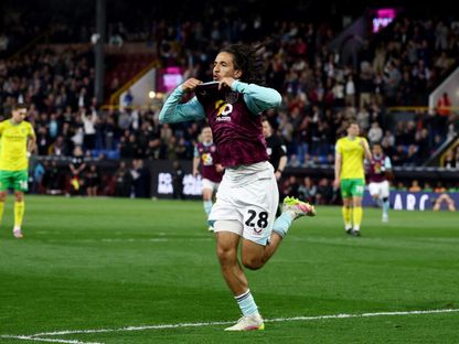 التونسي حنبعل المجبري لاعب بيرنلي يحتفل بتسجيل هدف في مرمى نوريتش سيتي بدوري الدرجة الأولى الإنجليزي - 11 أبريل 2025 - Reuters