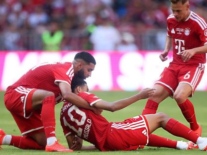إسماعيل صيباري يساعد جمال موسيالا بعد تعرضه للإغماء في مباراة بايرن ميونيخ الودية أمام لايبزيغ - 15 أغسطس 2026 - iMiaSanMia/x