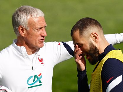 مدرب فرنسا ديدييه ديشان مع كريم بنزيما خلال تدريب للمنتخب - 27 مايو 2021 - REUTERS