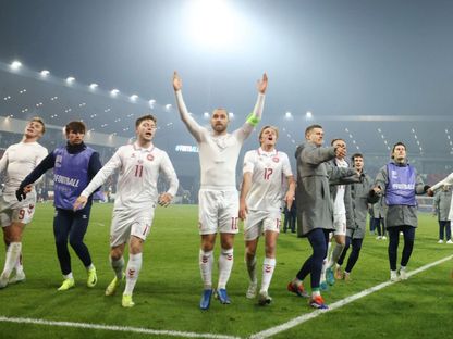 كريستيان إريكسن يحتفل مع زملائه بتأهل الدنمارك لربع نهائي بطولة دوري الأمم الأوروبية 18-11-2024 - Reuters