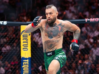 كونور ماكغريغور يركض نحو ماكس هولواي خلال نزال UFC في ساحة تي-موبايل في لاس فيغاس - 11 يوليو 2026 - Reuters