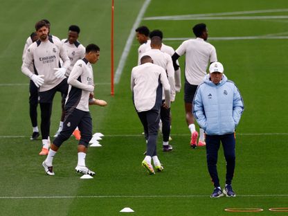 كارلو أنشيلوتي مدرب ريال مدريد وجود بيلينغهام خلال مران قبل مواجهة أرسنال في إياب ربع نهائي دوري أبطال أوروبا - 15 أبريل 2025 - Reuters