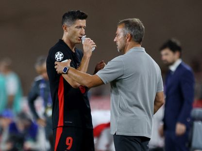 روبرت ليفاندوفسكي مهاجم برشلونة ومدربه هانزي فليك خلال مواجهة موناكو بدوري أبطال أوروبا - 19 سبتمبر 2024 - Reuters