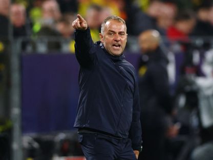 هانزي فليك مدرب برشلونة خلال مباراة دورتموند في دوري أبطال أوروبا - 15 أبريل 2025 - Reuters