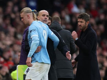 مدرب مانشستر سيتي بيب غوارديولا والمهاجم إيرلينغ هالاند خلال الديربي أمام مانشستر يونايتد في الدوري الإنجليزي الممتاز - 17 يناير 2026 - REUTERS