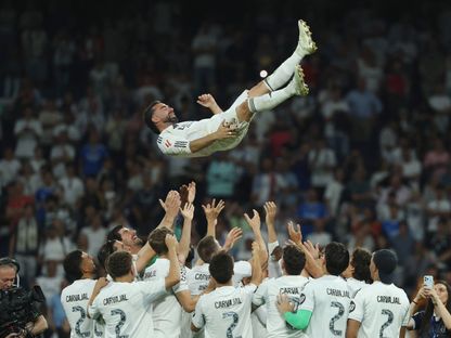 لاعبو ريال مدريد يقذفون داني كارفاخال في الهواء بعد مباراته الأخيرة مع الفريق ضد أتلتيك بلباو في "سانتياغو برنابيو" - 23 مايو 2026 - REUTERS