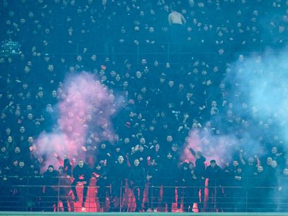 لقطة لجمهور ميلان خلال مباراة إنتر ميلانو في ديربي الغضب بالدوري الإيطالي - 23 نوفمبر 2025 - Reuters