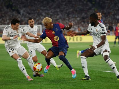 لامين يامال محاطاً بفران غارسيا وأنطونيو روديغر وداني سيبايوس خلال نهائي كأس ملك إسبانيا بين برشلونة وريال مدريد - 26 أبريل 2025 - REUTERS