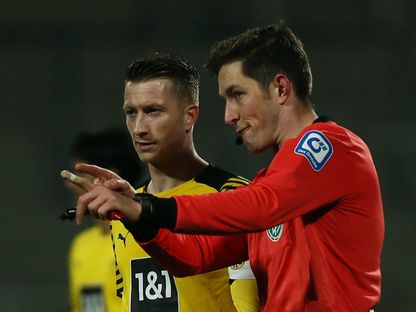 الحكم ماتياس يولنبيك وقائد بوروسيا دورتموند السابق ماركو رويس خلال لقاء ضد بوخوم بالدوري الألماني - 11 ديسمبر 2021 - Reuters