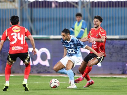 محمد الشيبي لاعب بيراميدز في صراع على الكرة مع وسام أبو علي مهاجم الأهلي - 12 أبريل 2025 - X/@AlAhly