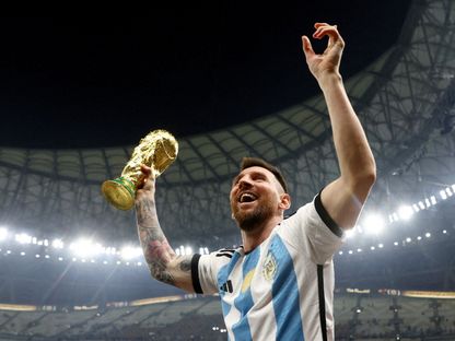 قائد الأرجنتين ليونيل ميسي يحتفل بفوزه بكأس العالم 2022 - 18 ديسمبر 2022 - Reuters