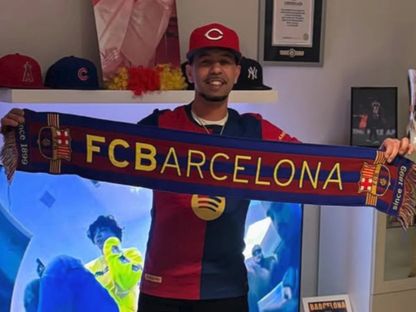 منير نصراوي والد لامين يامال مع راية برشلونة - متداول