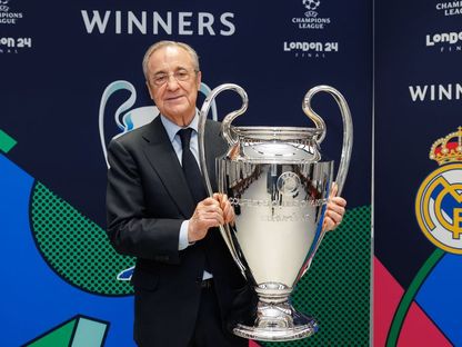 رئيس ريال مدريد فلورنتينو بيريز يحمل كأس دوري أبطال أوروبا بعد الفوز على بوروسيا دورتموند - 1 يونيو 2024 - realmadrid.com