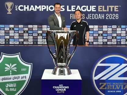 مدربا الأهلي السعودي وماتشيدا زيلفيا الياباني ماتياس يايلسه وغو كورودا مع كأس دوري أبطال آسيا للنخبة قبل النهائي في جدة - 24 أبريل 2026 - the-afc.com