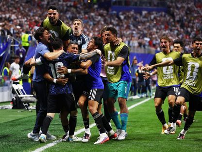 لاعبو الأرجنتين يحتفلون بالهدف الثاني في مرمى إنجلترا في نصف نهائي كأس العالم - 15 يوليو 2026 - Reuters