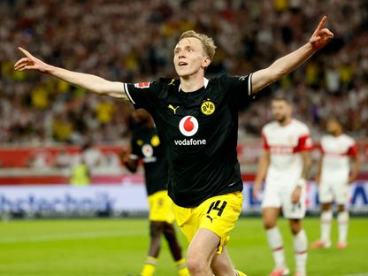 دورتموند يصعق شتوتغارت ويستعيد صدارة الدوري الألماني
