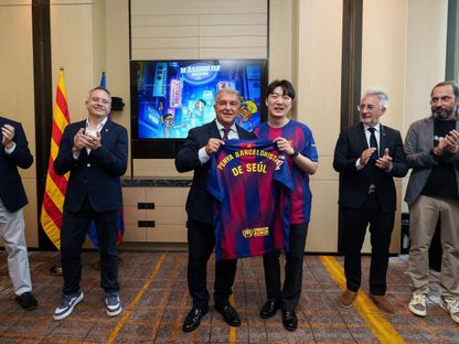 رئيس برشلونة جوان لابورتا مع مشجعين للنادي في سيول - 2 أغسطس 2025 - fcbarcelona.es