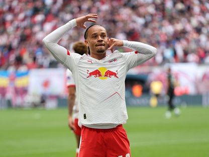 تشافي سيمونز لاعب لايبزيغ يحتفل بهدفه في مرمى شتوتغارت في الدوري الألماني - 17 مايو 2025 - X/@RBLeipzig