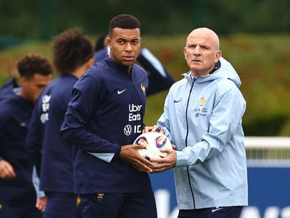 غي ستيفان مساعد مدرب فرنسا مع كيليان مبابي خلال تمرين للمنتخب - 2 سبتمبر 2025 - REUTERS
