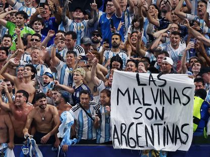 جمهور الأرجنتين يحمل لافتة عن جزر فوكلاند "مالفيناس" خلال مواجهة إنجلترا بكأس العالم - 16 يوليو 2026 - Reuters