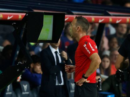 الحكم غييرمو كوادرا ينظر إلى شاشة VAR قبل منح برشلونة ركلة جزاء أمام ريال سوسيداد في الدوري الإسباني - 13 مايو 2024 - Reuters