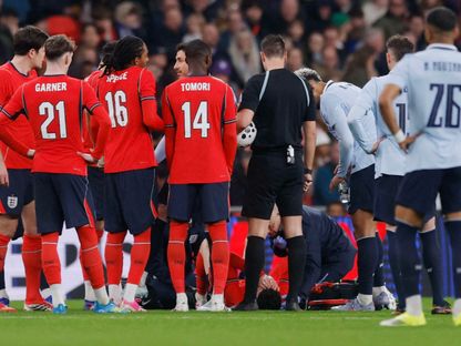 رونالد أراوخو يعتذر لفيل فودين بعد عرقلته في مباراة إنجلترا وأوروغواي الودية - 27 مارس 2026 - Reuters