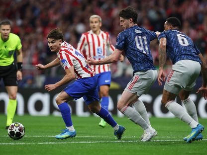 خوليان ألفاريز مهاجم أتلتيكو مدريد يحاول المرور بالكرة وسط رقابة من لاعبي أرسنال - 29 أبريل 2026 - REUTERS
