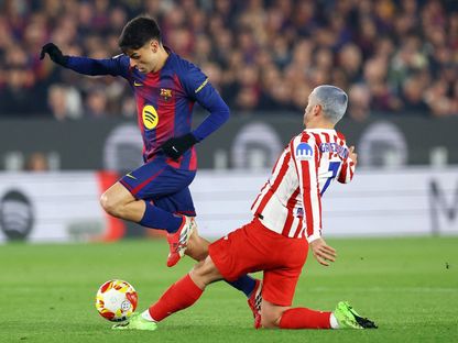 الفرنسي أنطوان غريزمان يحاول استخلاص الكرة من نجم برشلونة بيدري في إياب نصف نهائي كأس ملك إسبانيا - 3 مارس 2026 - Reuters