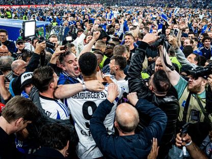صورة اجتياح جمهور هامبورغ بعد عودة الفريق إلى البوندسليغا بعد غياب 7 سنوات 10-5-2025 - HSV/x