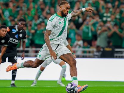 إيفان توني مهاجم الأهلي لحظة تنفيذ ركلة جزاء أمام الشباب في دوري روشن السعودي - 17 أكتوبر 2025 - X/@ALAHLI_FC