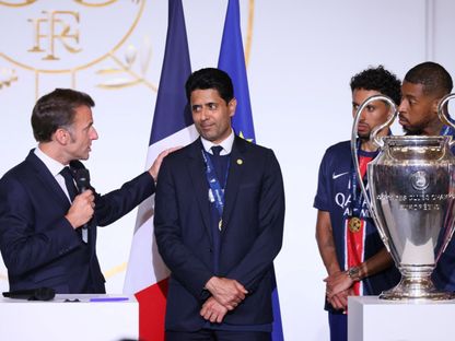 الرئيس الفرنسي إيمانويل ماكرون يستقبل ناصر الخليفي رئيس باريس سان جيرمان ولاعبي الفريق - 1 يونيو 2025 - Reuters