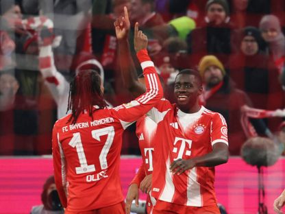 دايوت أوباميكانو يحتفل مع مايكل أوليس بتسجيله هدفاً لبايرن ميونخ في مرمى فرايبورغ - 22 نوفمبر 2025 - REUTERS