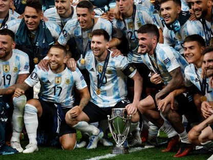 ليونيل ميسي يحتفل بفوز الأرجنتين بكأس فيناليسيما على حساب إيطاليا - 1 يونيو 2022 - Reuters