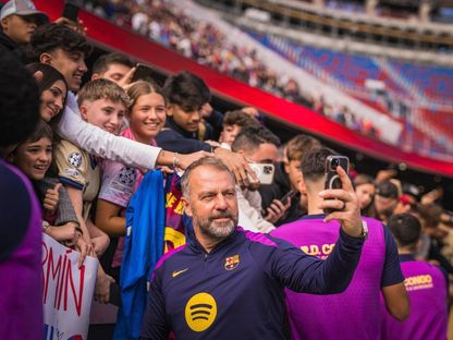 مدرب برشلونة هانزي فليك يلتقط صورة سيلفي مع مشجعين للنادي في ملعب "كامب نو" - 7 نوفمبر 2025 - @FCBarcelona