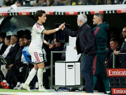 جوزيه مورينيو مدرب ريال مدريد يصافح أردا غولر خلال لقاء إشبيلية - 18 أكتوبر 2026 - Reuters