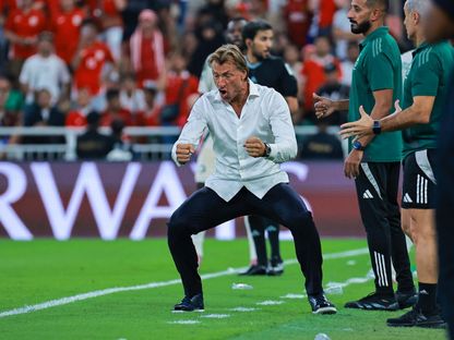 احتفال هيرفي رونار مدرب السعودية بعد تسجيل هدف في مرمى إندونيسيا بملحق التصفيات الآسيوية المؤهلة لكأس العالم 2026 - 8 أكتوبر 2025 - X/@aawsat_spt