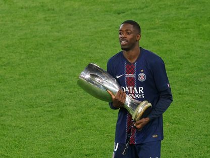 عثمان ديمبيلي يحمل كأس السوبر الأوروبي بعد فوز باريس سان جيرمان على توتنهام - 13 أغسطس 2025 - Reuters