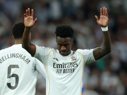 فينيسيوس جونيور لاعب ريال مدريد يعتذر للجماهير بعد هدفه في مرمى ألافيس في الدوري الإسباني - 21 أبريل 2026 - Reuters