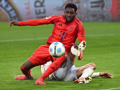 ألفونسو ديفيز مدافع بايرن ميونيخ خلال مباراة هوفنهايم في الدوري الألماني - 15 يناير 2025 - Reuters