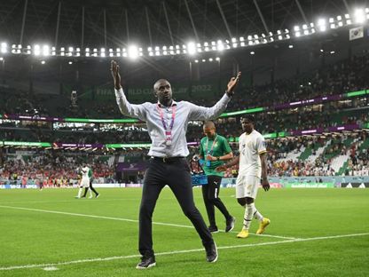 أوتو أدو مدرب منتخب غانا يحيي الجمهور بعد الفوز على كوريا الجنوبية في كأس العالم 2022 - 28 نوفمبر 2022 - Reuters