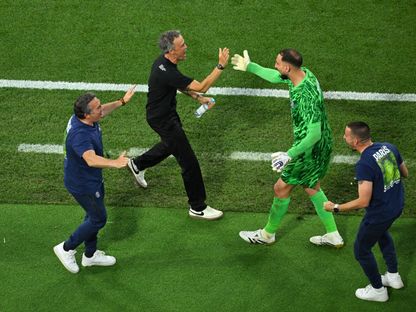 لويس إنريكي وجيانلويجي دوناروما يحتفلان بالهدف الرابع لباريس سان جيرمان ضد إنتر ميلان في نهائي دوري الأبطال - 31 مايو 2025 - Reuters