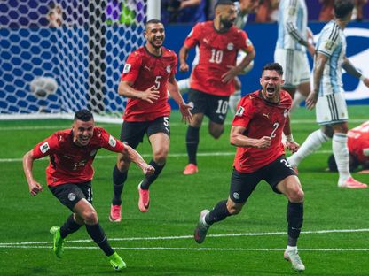 احتفال ياسر إبراهيم لاعب مصر مع زملاءه بعد تسجيل الهدف الأول في مرمى الأرجنتين بكأس العالم - 7 يوليو 2026 - X/@Egypt National Team