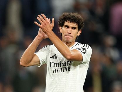 خيسوس فاييخو مدافع ريال مدريد يحيي الجماهير خلال لقاء ألافيس بالدوري الإسباني - 25 سبتمبر 2024 - Reuters