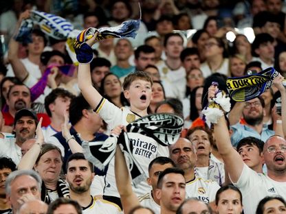 مشجعون لريال مدريد في ملعب "سانتياغو برنابيو" يُتابعون نهائي دوري أبطال أوروبا أمام بوروسيا دورتموند من خلال شاشات عملاقة - 1 يونيو 2024 - Reuters