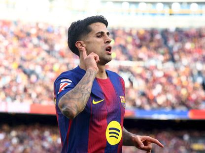 لاعب برشلونة جواو كانسيلو يحتفل بتسجيل هدف في مرمى إشبيلية - 15 مارس 2026 - Reuters