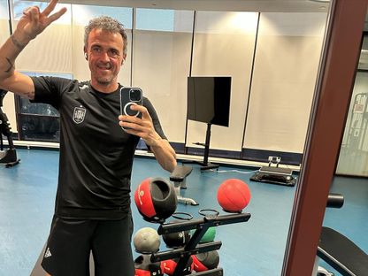 لويس إنريكي مدرب باريس سان جيرمان أثناء إجراء تدريبات بدنية - 30 نوفمبر 2022 - instagram @luisenrique_2121